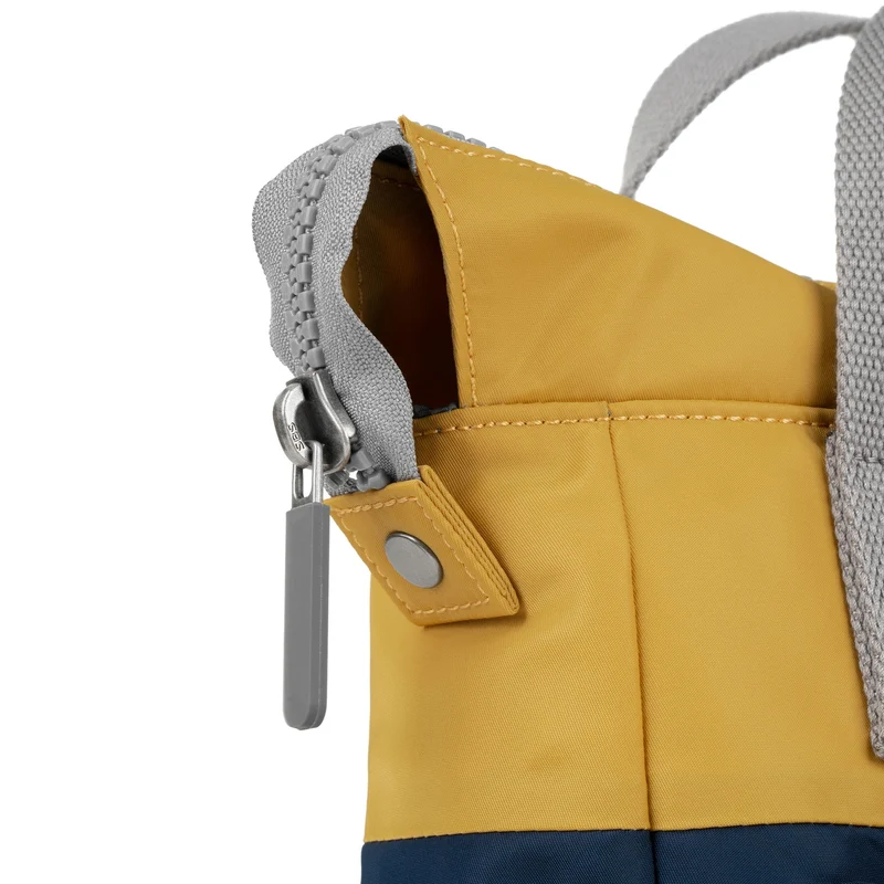 ROKA Kreativer Abfall Bantry B Midnight / Senf Kleine Tasche aus recyceltem Nylon