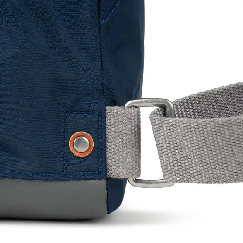 ROKA Kreativer Abfall Bantry B Midnight / Senf Kleine Tasche aus recyceltem Nylon
