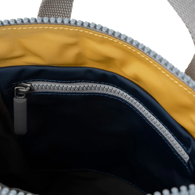 ROKA Kreativer Abfall Bantry B Midnight / Senf Kleine Tasche aus recyceltem Nylon