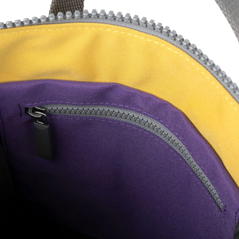 ROKA Kreativer Abfall Bantry Kleine Tasche aus recyceltem Canvas, Imperial Purple/Bamboo