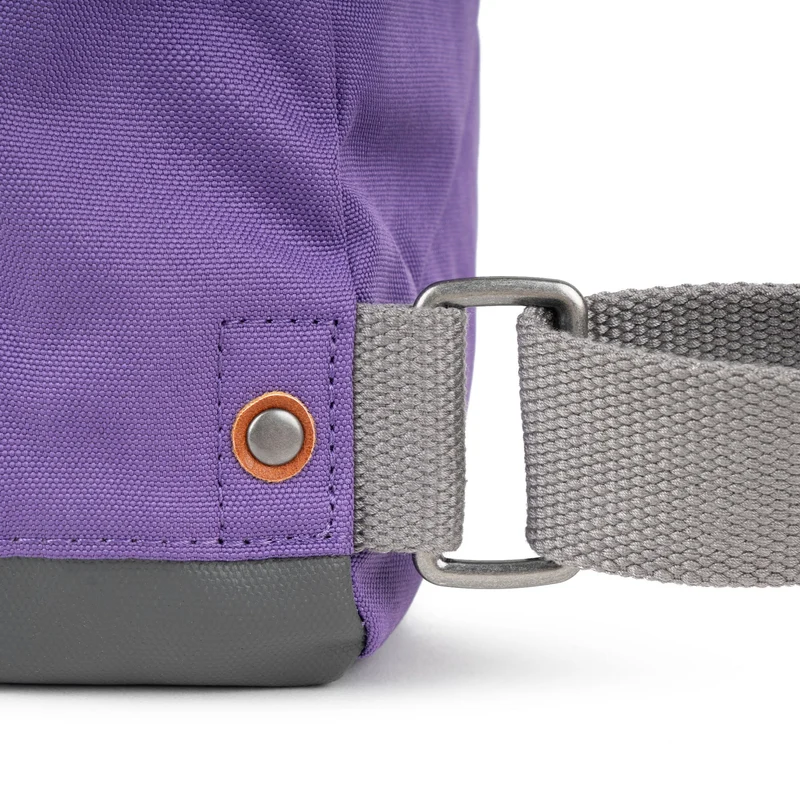 ROKA Kreativer Abfall Bantry Kleine Tasche aus recyceltem Canvas, Imperial Purple/Bamboo