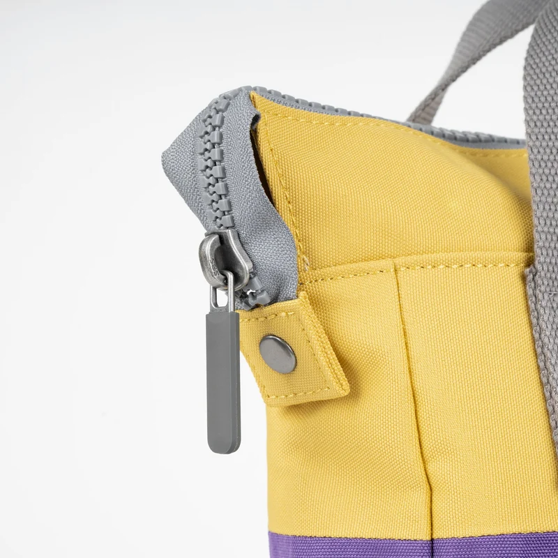 ROKA Kreativer Abfall Bantry Kleine Tasche aus recyceltem Canvas, Imperial Purple/Bamboo