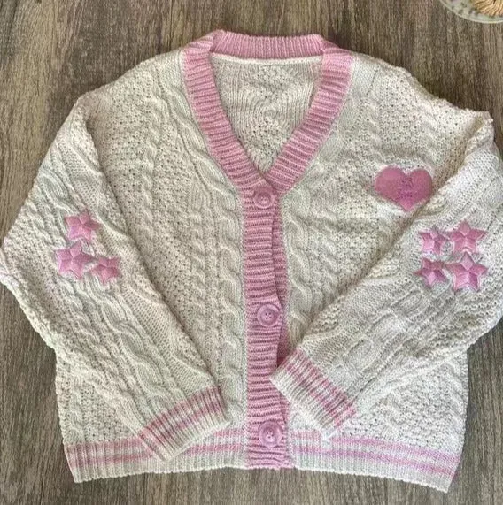 Damen nan gestrickte Cardigan mit Zopfmuster V-Ausschnitt und Herz- und Sternapplikationen Drune