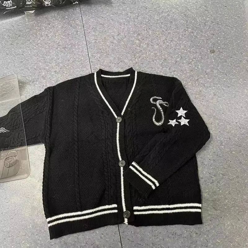 Damen nan gestrickte College-Cardigan mit Zopfmuster, V-Ausschnitt, kontraststreifen und gestickten Applikationen Drune