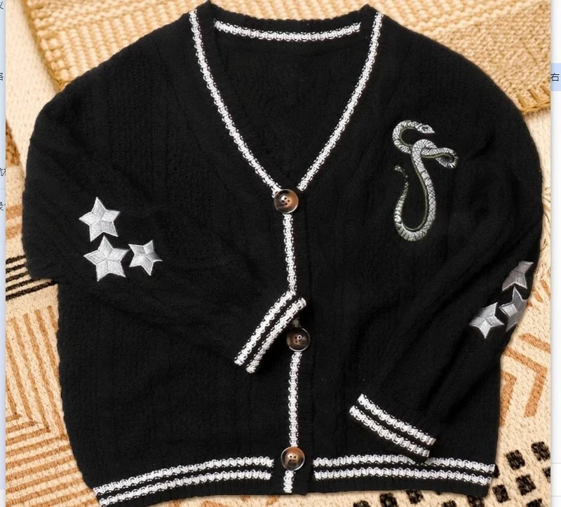 Damen nan gestrickte College-Cardigan mit Zopfmuster, V-Ausschnitt, kontraststreifen und gestickten Applikationen Drune