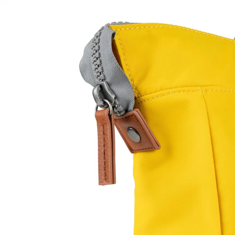 ROKA Bantry B Senffarbene kleine Tasche aus recyceltem Nylon