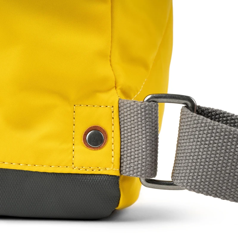 ROKA Bantry B Senffarbene kleine Tasche aus recyceltem Nylon