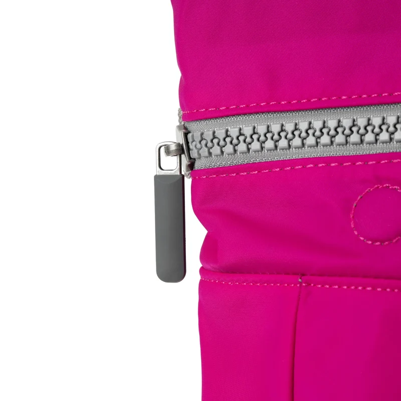 ROKA Kreativer Abfall Canfield B Pflaumen-/Bonbonfarbene kleine Tasche aus recyceltem Nylon