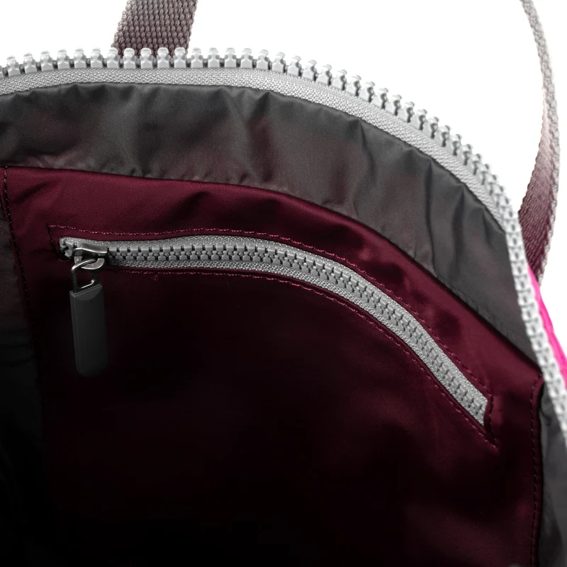 ROKA Kreativer Abfall Canfield B Pflaumen-/Bonbonfarbene kleine Tasche aus recyceltem Nylon