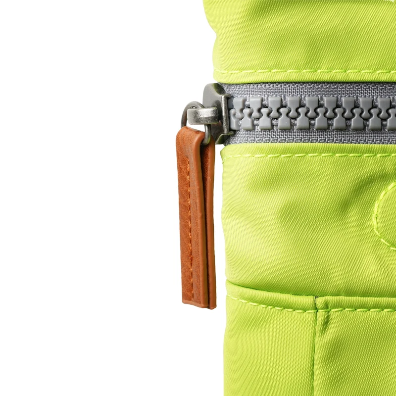 ROKA Canfield Kleine Tasche aus recyceltem Nylon, hellgrün