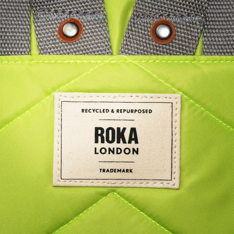 ROKA Canfield Kleine Tasche aus recyceltem Nylon, hellgrün