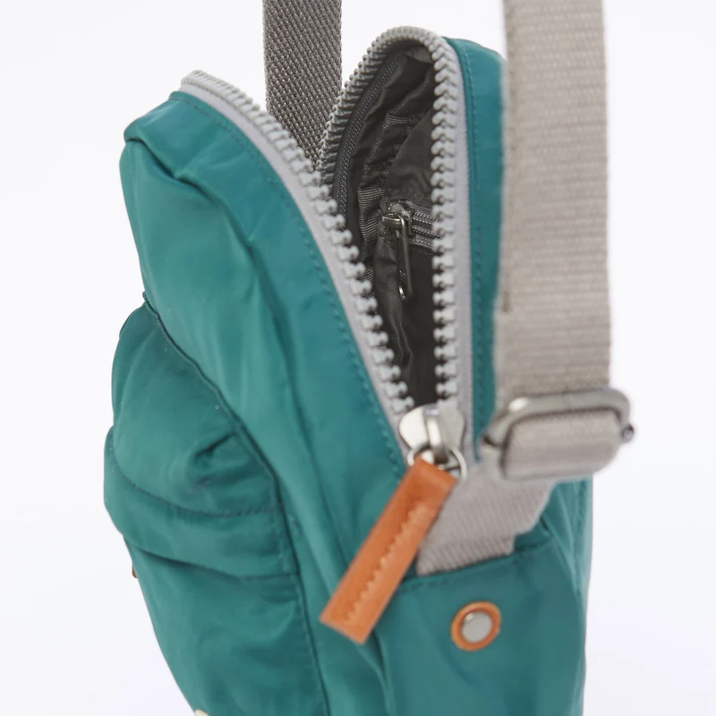ROKA Paddington B Türkisfarbene kleine Tasche aus recyceltem Nylon