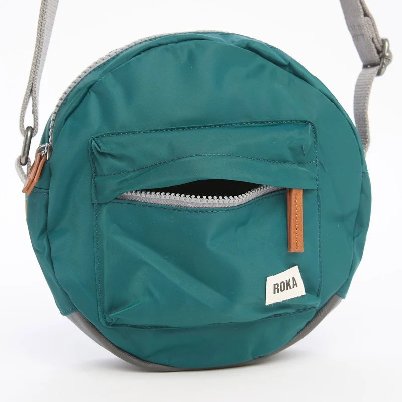 ROKA Paddington B Türkisfarbene kleine Tasche aus recyceltem Nylon