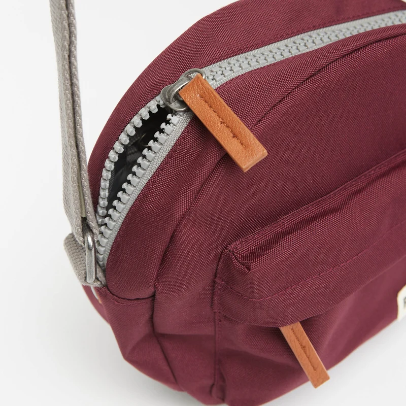 ROKA Paddington B Sienna Kleine Tasche aus recyceltem Canvas