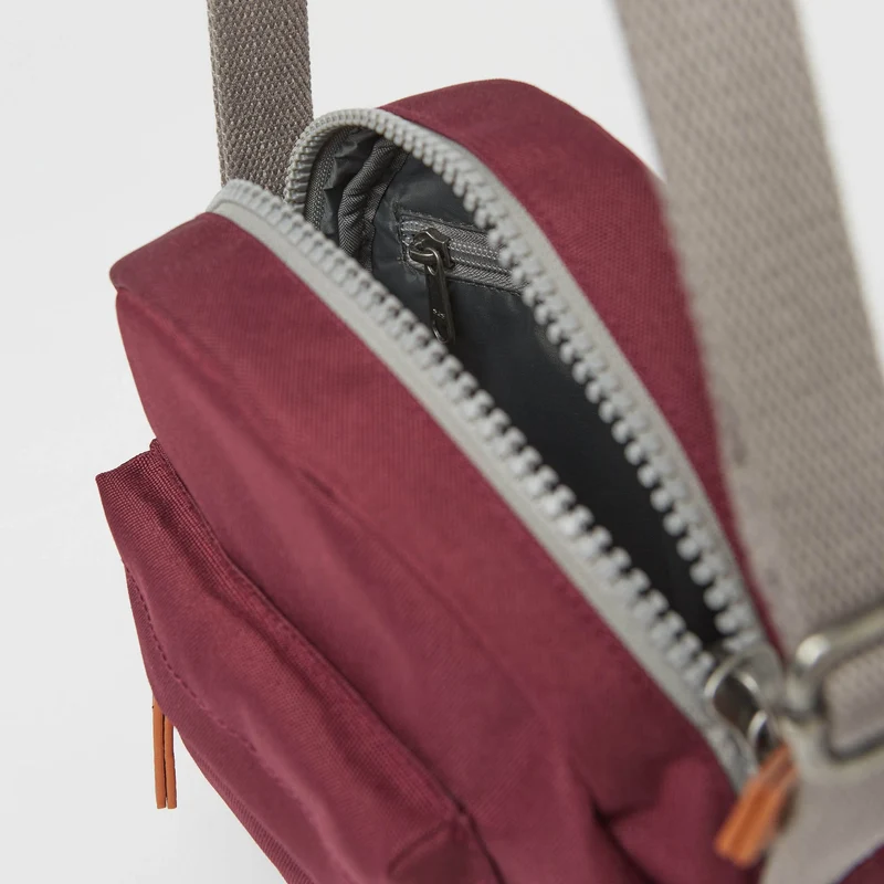 ROKA Paddington B Sienna Kleine Tasche aus recyceltem Canvas