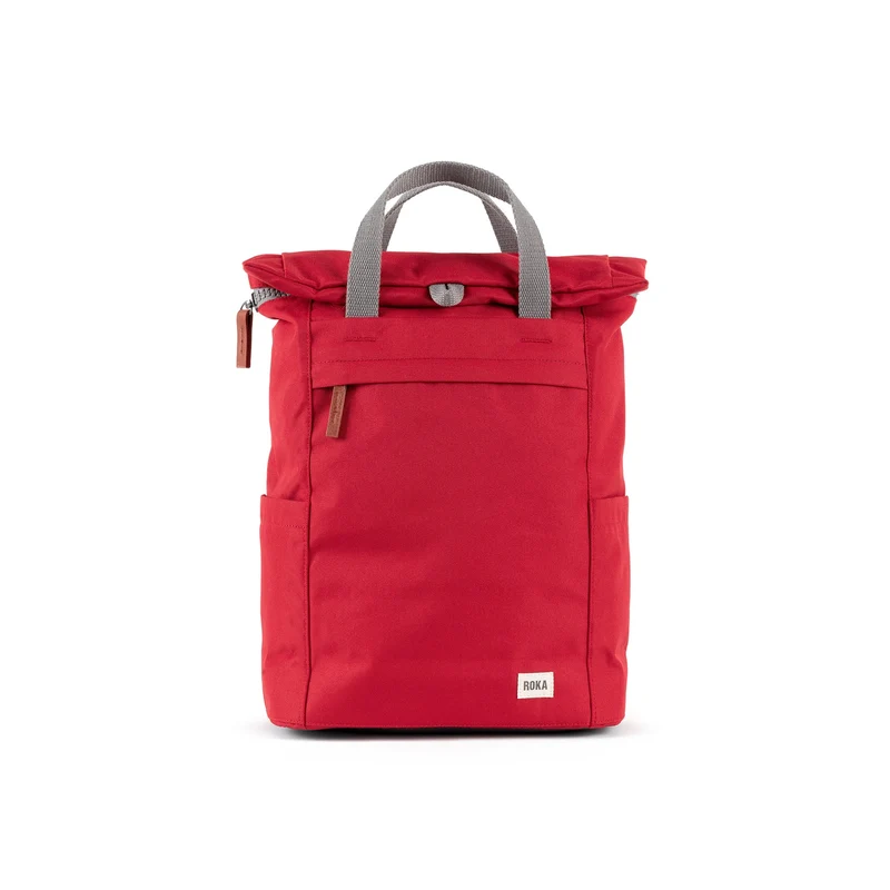 ROKA Finchley Eine mittelgroße Tasche aus recyceltem Canvas in Marsrot.