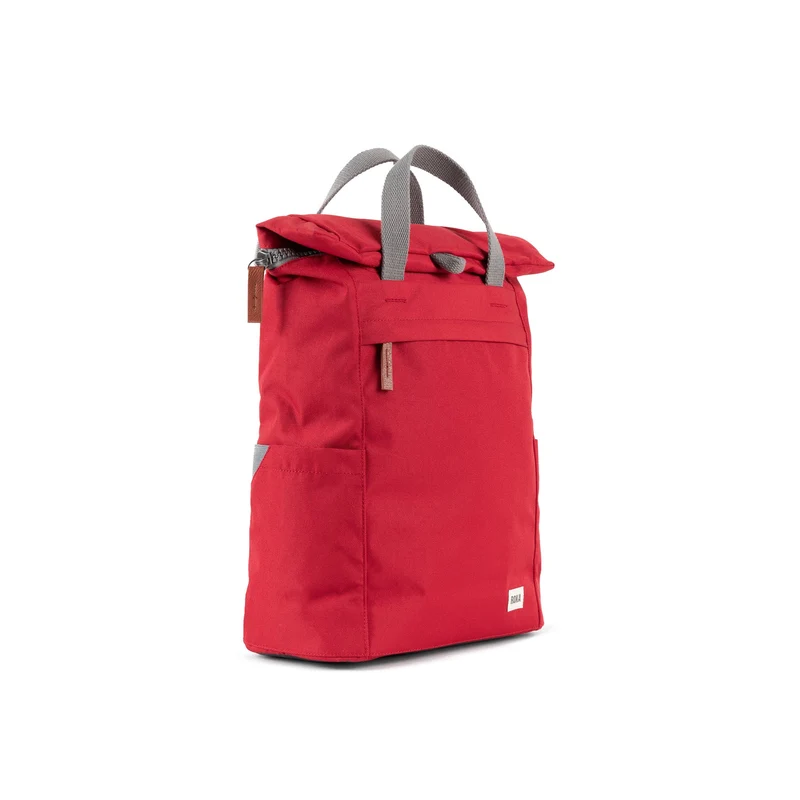 ROKA Finchley Eine mittelgroße Tasche aus recyceltem Canvas in Marsrot.