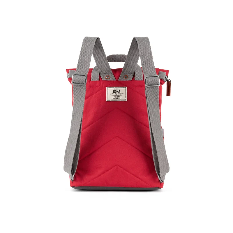 ROKA Finchley Eine mittelgroße Tasche aus recyceltem Canvas in Marsrot.