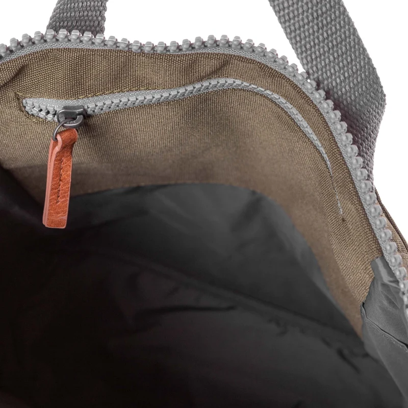 ROKA Finchley Eine kleine Tasche aus recyceltem Segeltuch von Moss