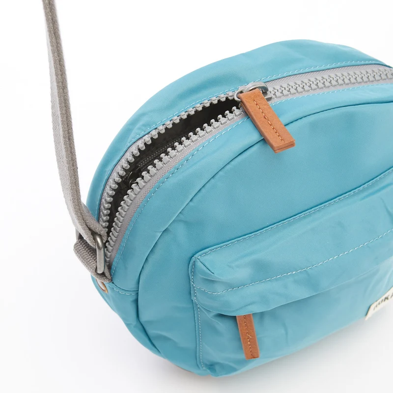 ROKA Paddington B Petrol Kleine Tasche aus recyceltem Nylon