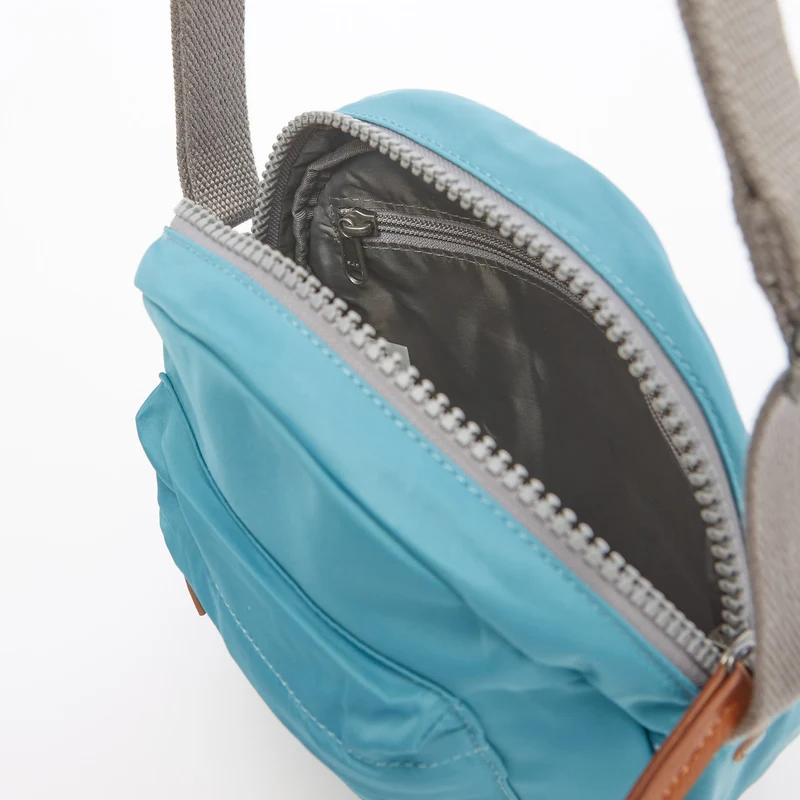 ROKA Paddington B Petrol Kleine Tasche aus recyceltem Nylon