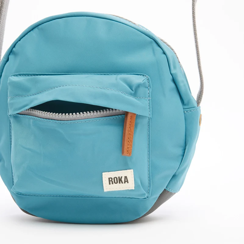 ROKA Paddington B Petrol Kleine Tasche aus recyceltem Nylon
