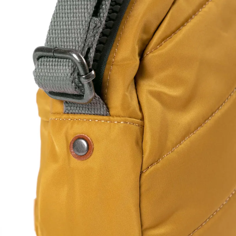 ROKA Paddington B Corn Kleiner Beutel aus recyceltem Nylon