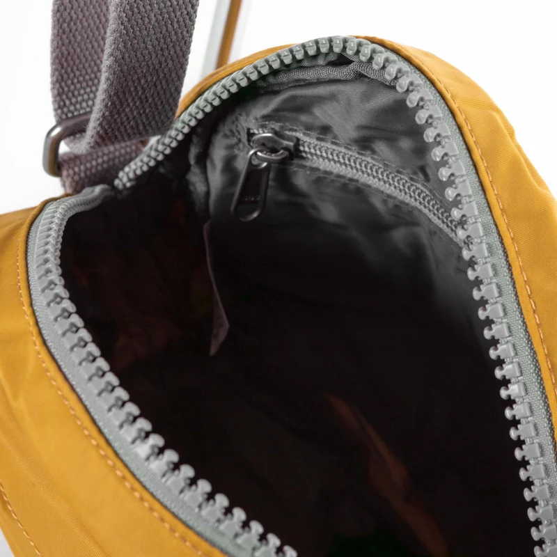 ROKA Paddington B Corn Kleiner Beutel aus recyceltem Nylon