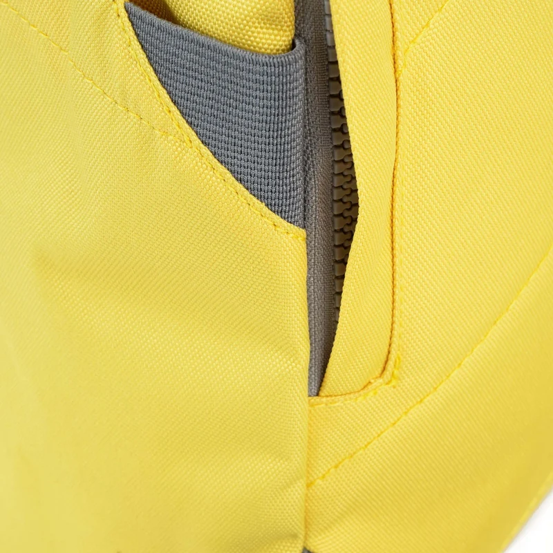 ROKA Finchley Eine kleine Tasche aus recyceltem Canvas in der Farbe Custard