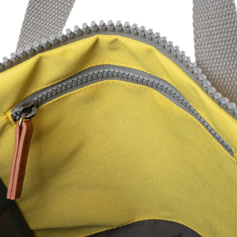 ROKA Finchley Eine kleine Tasche aus recyceltem Canvas in der Farbe Custard
