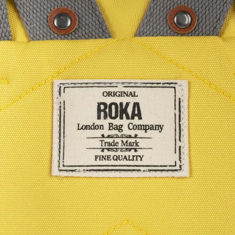 ROKA Finchley Eine kleine Tasche aus recyceltem Canvas in der Farbe Custard