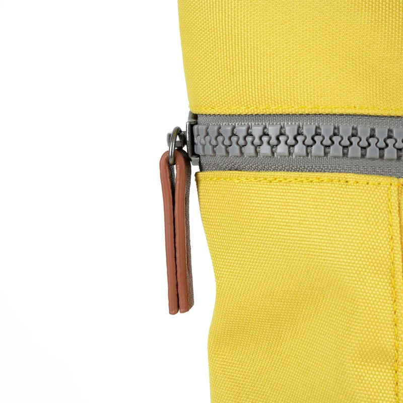 ROKA Finchley Eine kleine Tasche aus recyceltem Canvas in der Farbe Custard