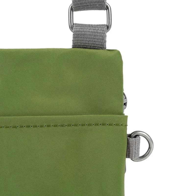 ROKA Chelsea Avocado-Tasche aus recyceltem Nylon