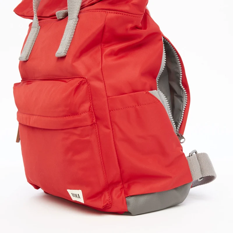 ROKA Canfield Kleine Tasche aus recyceltem Nylon, Farbe Cranberry