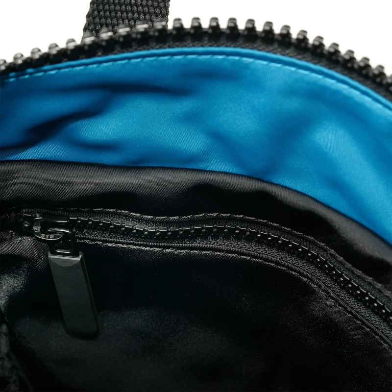 ROKA Kreativer Abfall Bantry B Black / Sea Port Kleine Tasche aus recyceltem Nylon
