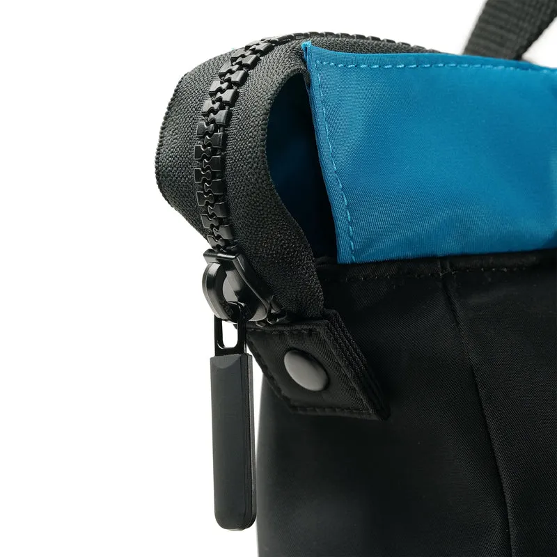 ROKA Kreativer Abfall Bantry B Black / Sea Port Kleine Tasche aus recyceltem Nylon