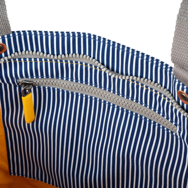 ROKA Trafalgar B Hickory Stripe Mittelgroße Tasche aus recyceltem Canvas