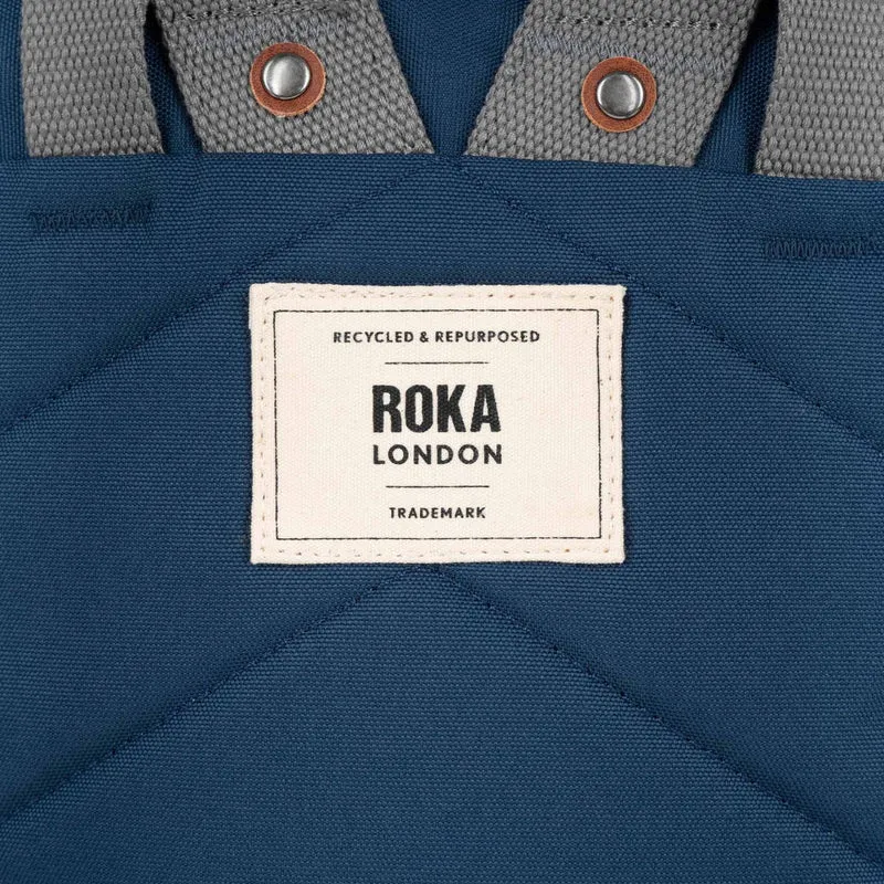 ROKA Finchley Eine große Tasche aus recyceltem, dunkelblauem Canvas