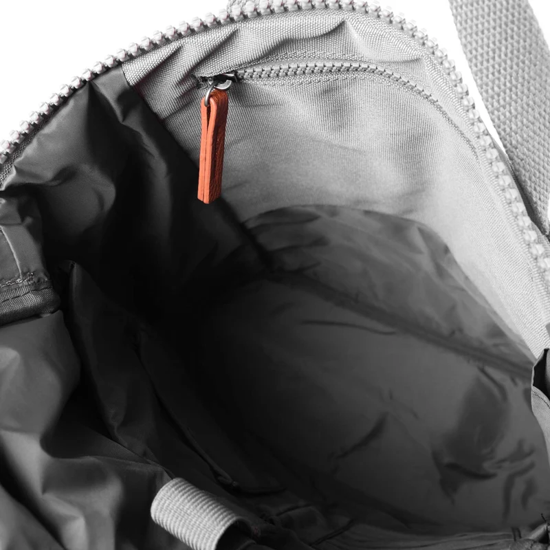 ROKA Finchley Eine Stormy Medium Tasche aus recyceltem Canvas