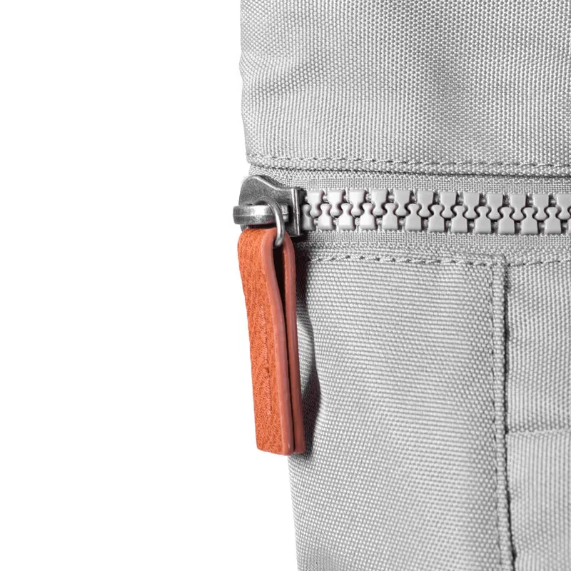ROKA Finchley Eine Stormy Medium Tasche aus recyceltem Canvas