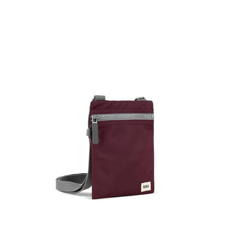 ROKA Chelsea Pflaumenfarbene Tasche aus recyceltem Nylon