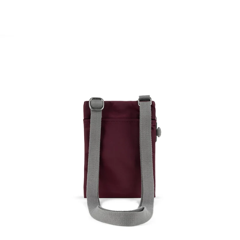 ROKA Chelsea Pflaumenfarbene Tasche aus recyceltem Nylon