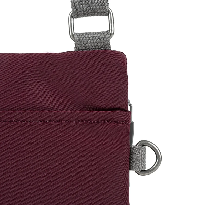 ROKA Chelsea Pflaumenfarbene Tasche aus recyceltem Nylon