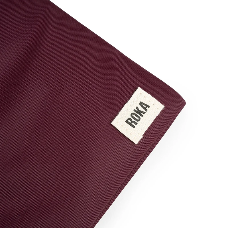 ROKA Chelsea Pflaumenfarbene Tasche aus recyceltem Nylon