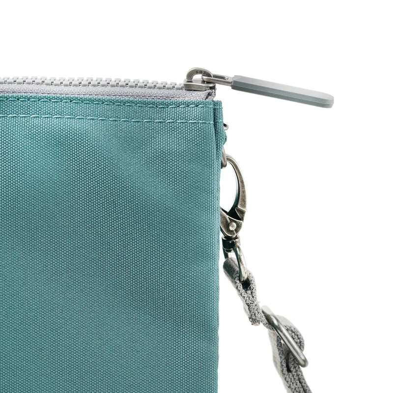 ROKA Carnaby Crossbody-Tasche aus recyceltem Canvas, Salbeigrün, XL