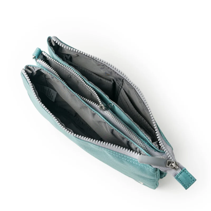 ROKA Carnaby Crossbody-Tasche aus recyceltem Canvas, Salbeigrün, XL