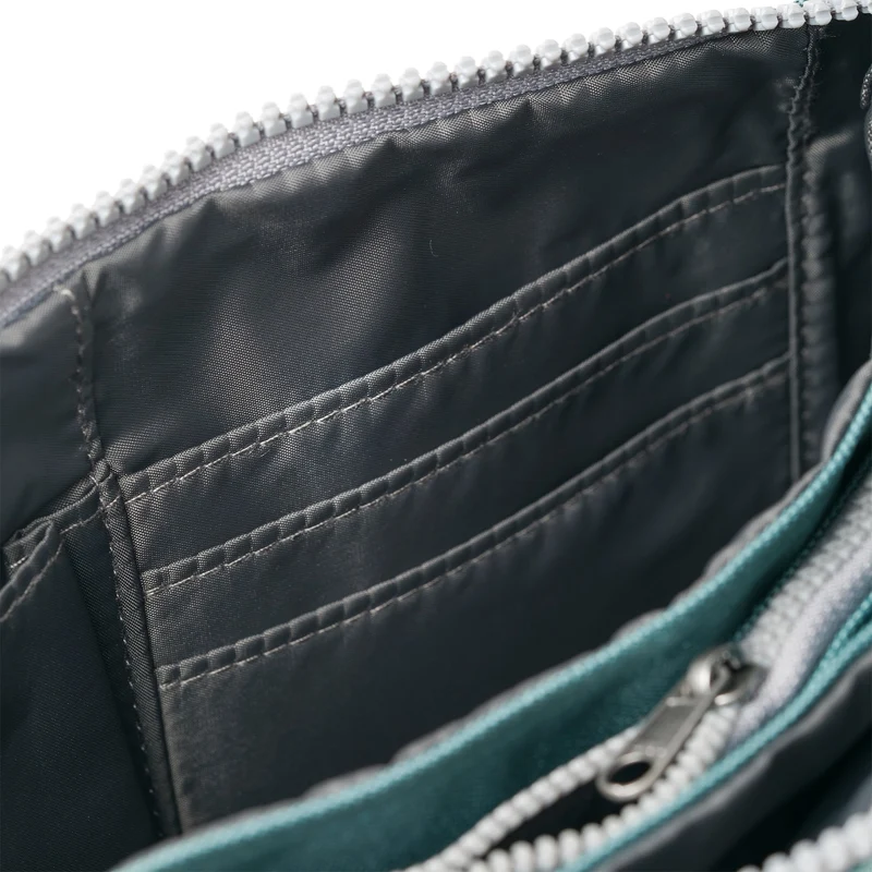 ROKA Carnaby Crossbody-Tasche aus recyceltem Canvas, Salbeigrün, XL