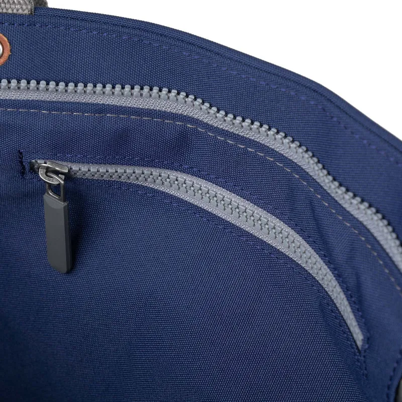 ROKA Trafalgar B Burnt Blue Tasche aus recyceltem Canvas