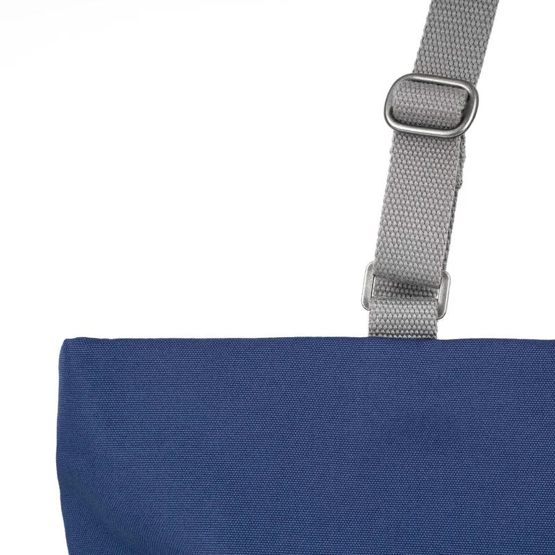 ROKA Trafalgar B Burnt Blue Tasche aus recyceltem Canvas