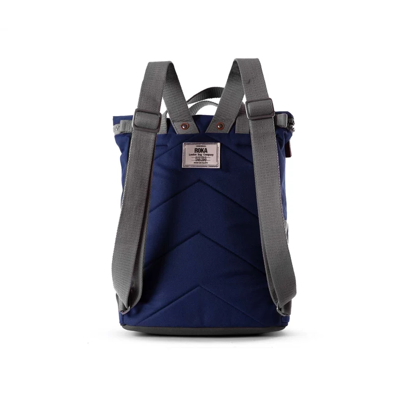 ROKA Finchley Eine mittelgroße Tasche aus recyceltem Canvas mit Mineralmotiv